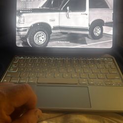 M-4 I Pad Pro 11”  Apple Keyboard And Pencil Pro 