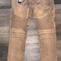 Size 7 & Medium (women’s)