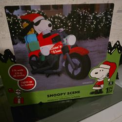 Peanuts Snoopy Christmas Inflatable (Airblown) 🎄🏍️good condition. Lights up and inflates nicely. Fun Snoopy riding a motorcycle with presents – perf