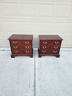 Thomasville Mohagany Traditional Nightstands - Pair