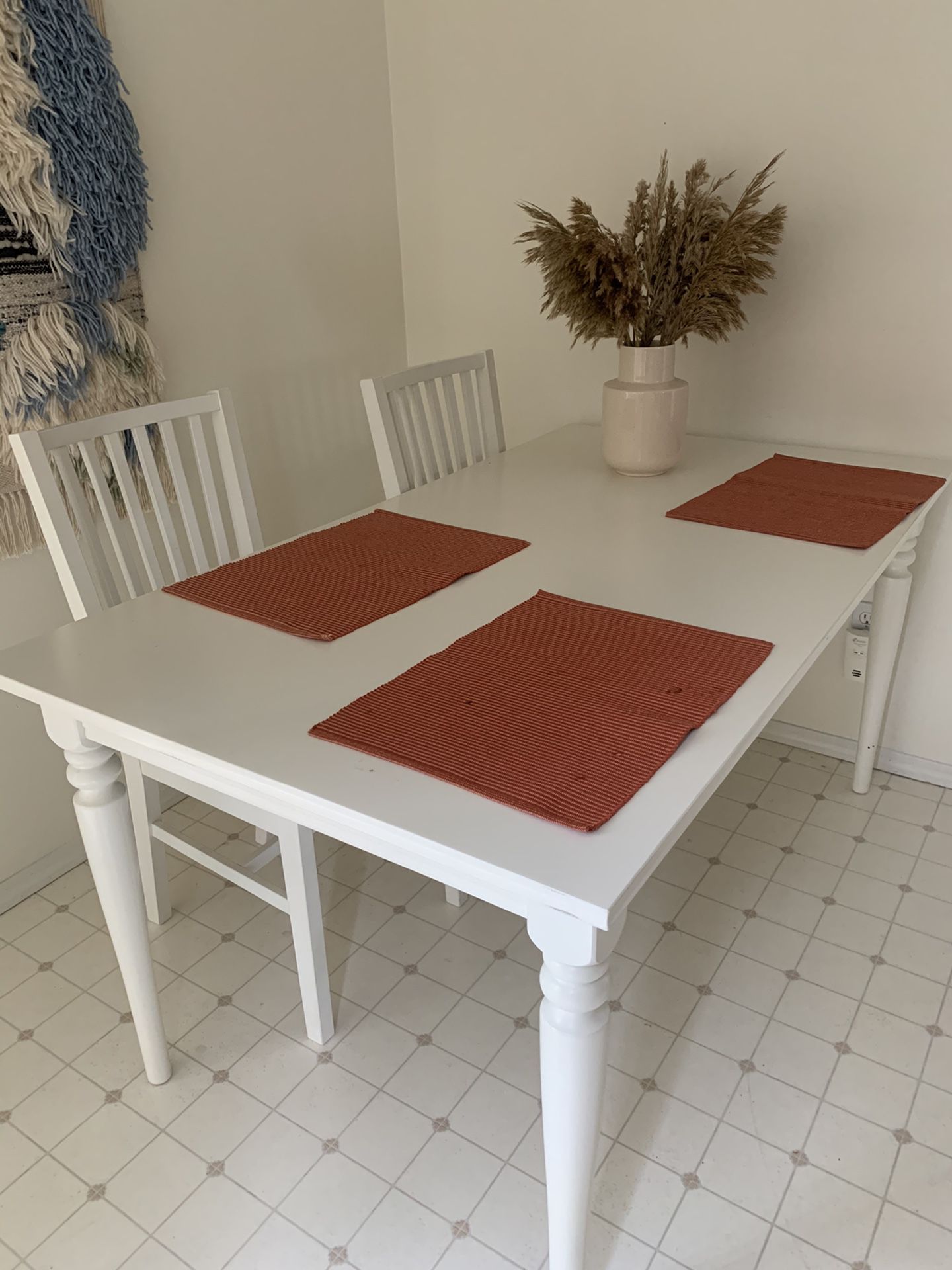 White dinning table w/ 4 chairs NEED GONE ASAP