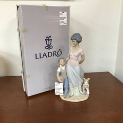 RARE! Lovely LLADRO Porcelain Figure (Retail $899)