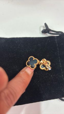 Authentic Vancleef vintage onyx earring