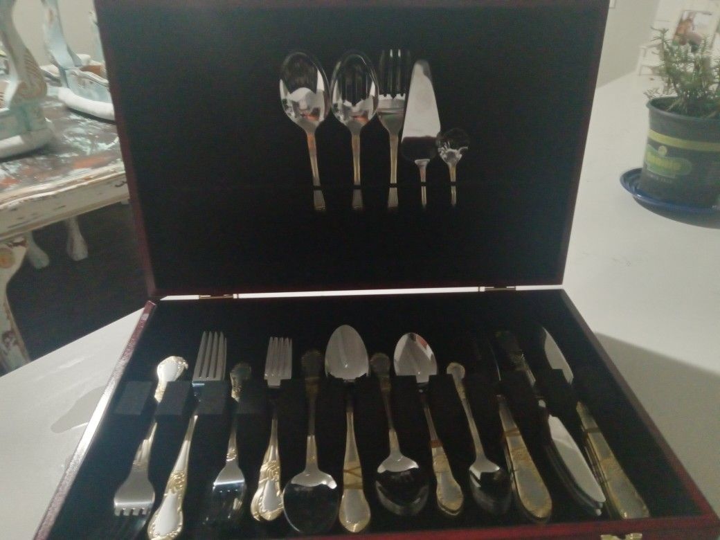 80 Piece Stainless Steel Gold Trim Flatware