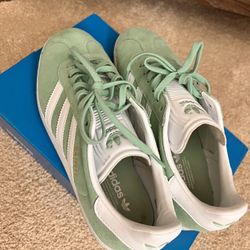 Adidas Gazelle Size 5.5/ Women’s 7