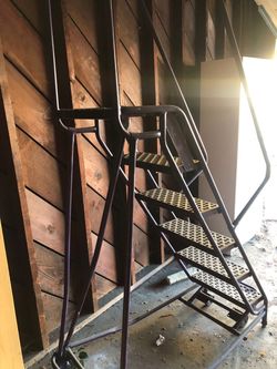 Rolling safety ladder