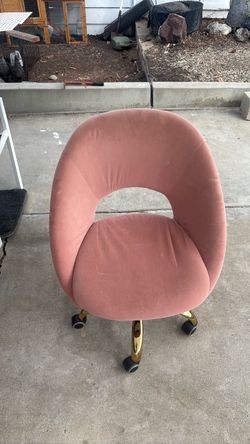 Rolling pink chair