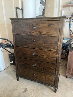 Coaster dresser