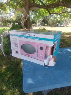 Nostalgia Retro Countertop Microwave Oven - Large 800-Watt - 0.9 cu ft - 12 Pre-Programmed Cooking Settings - Digital Clock - Kitchen Appliances - Pin