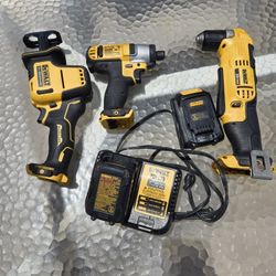 Zaw Zaw .drill 12 Volts One Battery. One 20 Volts Drill One Battery One Charger 