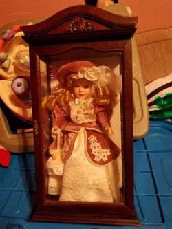 MUÑECA DE PORCELANA