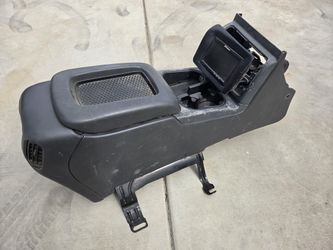 99 - 06 Silverado center console assembly with trap car screen