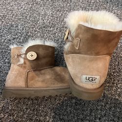 UGG Women’s Mini Bailey Button II