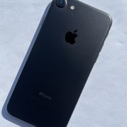 Factory Unlocked Apple iPhone 7 32gb, sold with warranty 