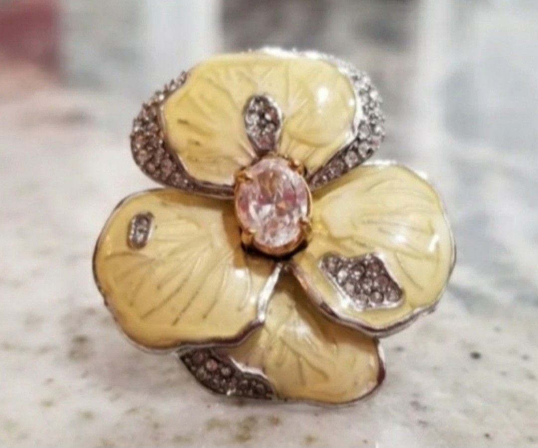 Juicy Couture Yellow Flower Ring Size 8 SHIPPING AVAILABLE
