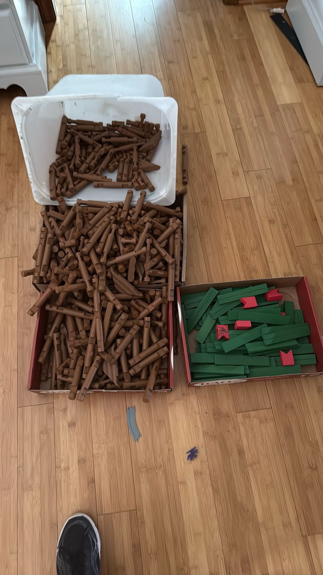 Massive Collection Of Lincoln Logs Approx 700 Pieces