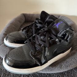 Jordan 1 MID. Size 5.5y