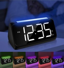 Netzu Reloj despertador digital para dormitorios, reloj despertador de noche con luz nocturna de 8 colores, pantalla LED grande, alarma doble, atenuad