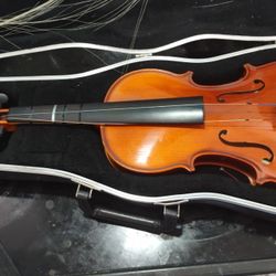 Youth violin,needs The Bow And the instrument re Strung 