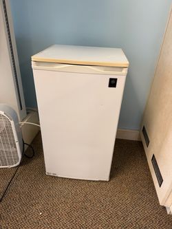 GE Refrigerator Small Drink Dorm Fridge Freezer