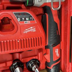 Milwaukee M12 cordless PEX expansion kit