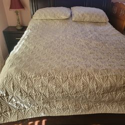 Queen bed with  or without matrass