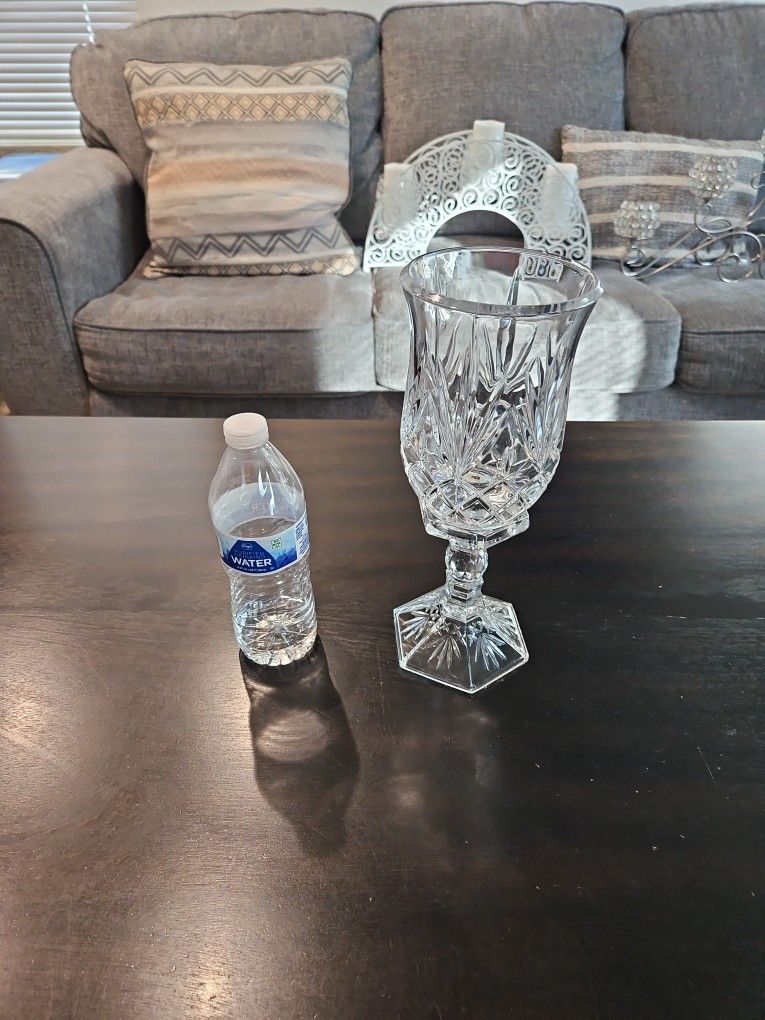 Muy Bonito Candelabro De Vidrio Grueso (Se Vende En La Ciudad De Hawaiian Gardens)