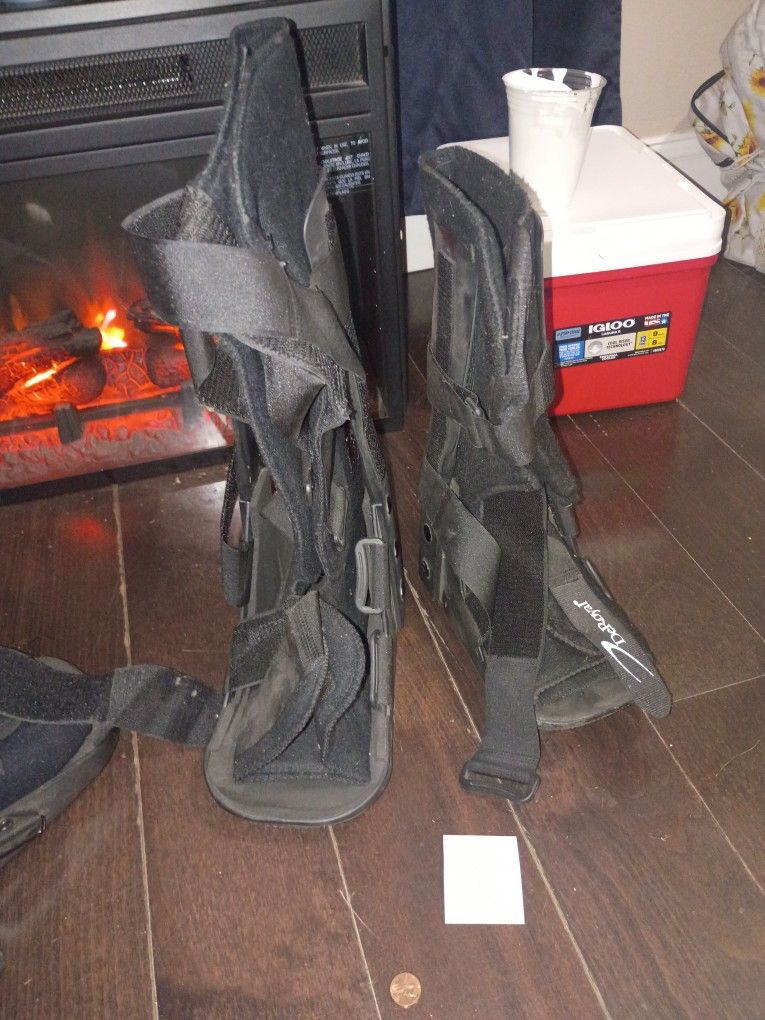 2 One Small And One Medium Deroyal Ankle Brace