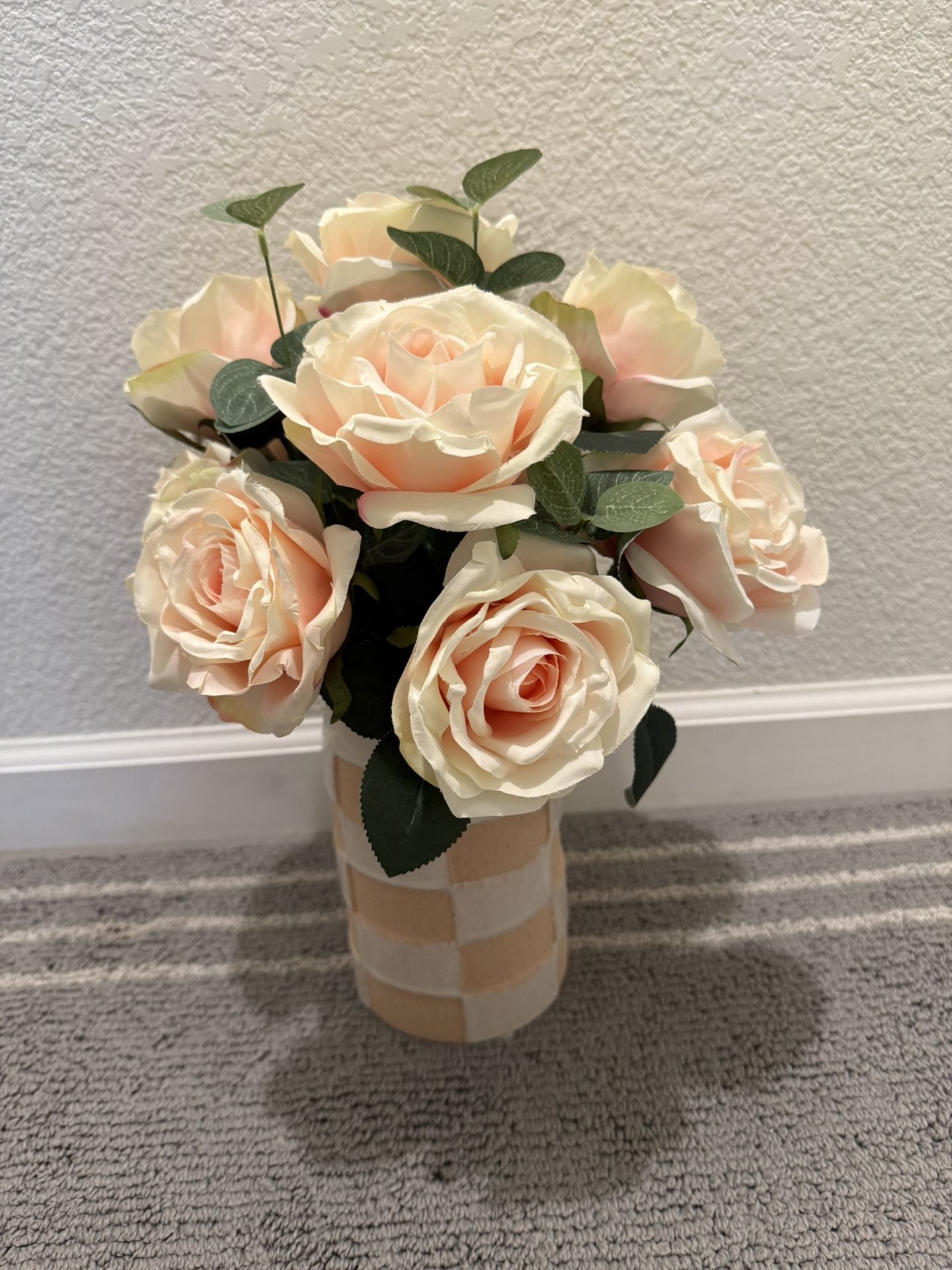 Peachy Pink Rose Bouquet With Vase