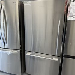 Fisher & Paykel Series 5 Contemporary Series  RF170WDLX5N 32 Inch Freestanding Bottom Mount Refrigerator with 17.1 Cu. Ft. Total Capacity, ActiveSmart