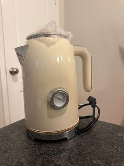 Beige elétrica kettle with thermometer