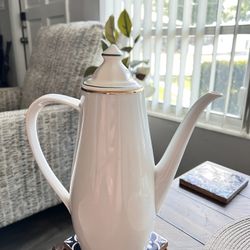 Hutschenreuther Selb model "Eleganz" (elegance) with green line edge on lid and gold rim