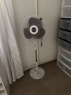 Oscillating floor fan