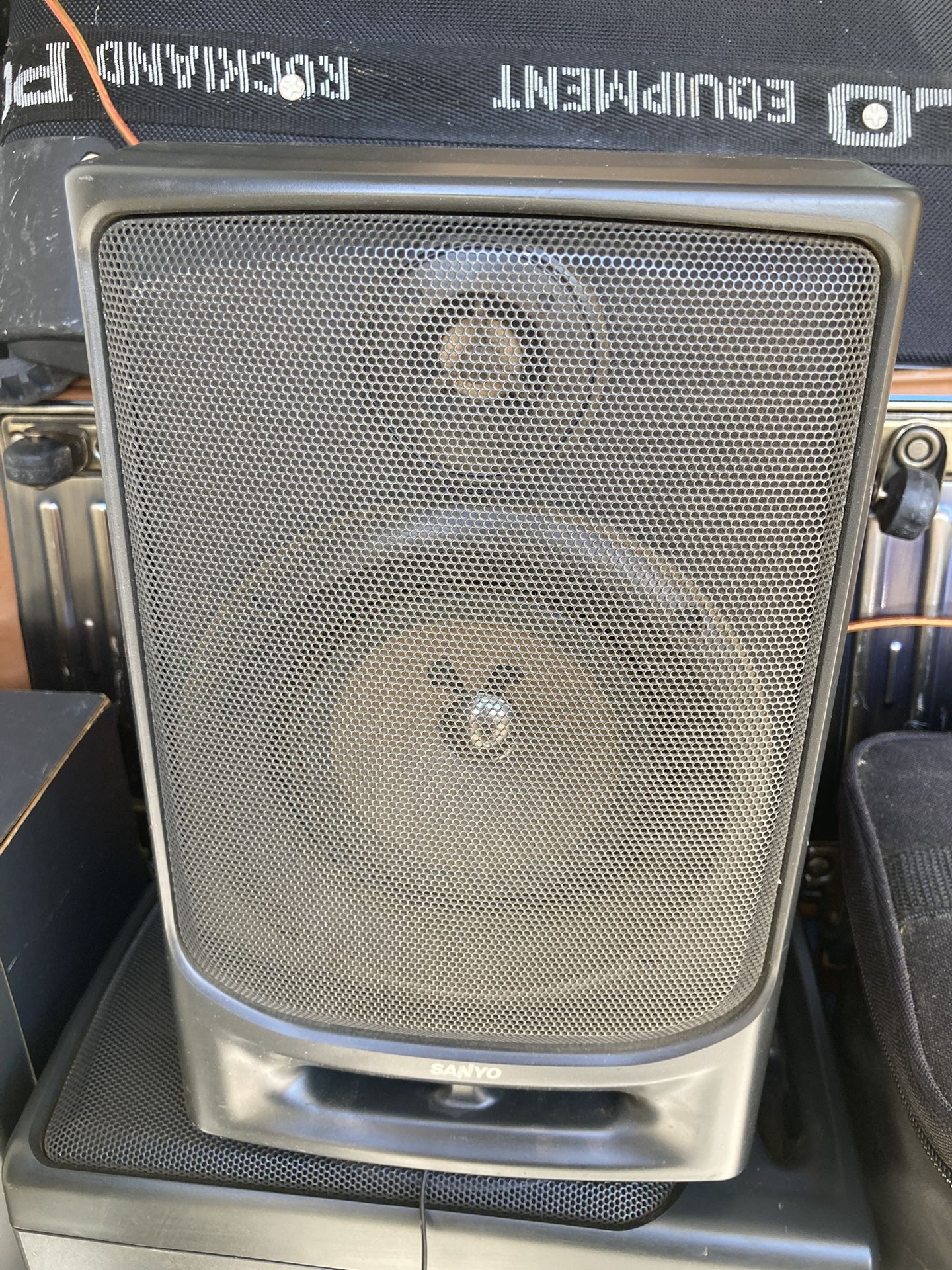 2 Sanyo Speakers Is Light Size