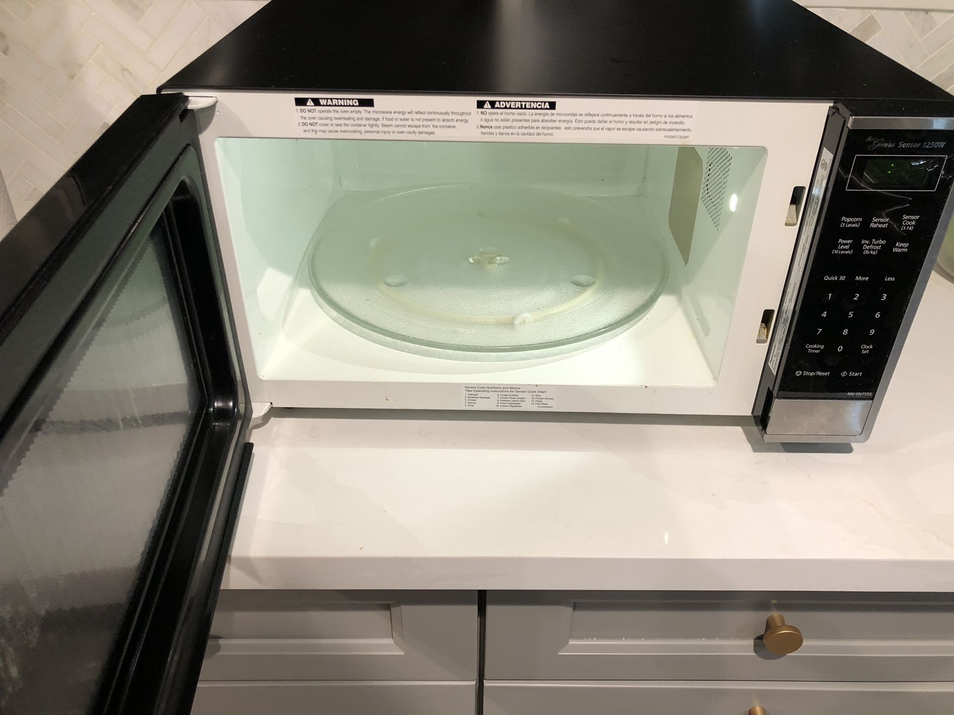 Panasonic 1.6 Cu. Ft. Microwave NNSN755S for Sale in Temple City, CA