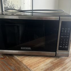 Black + Decker Microwave Oven - CLEAN 