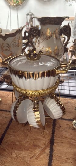 Ceramic soup tureen and bowls set with gold stand