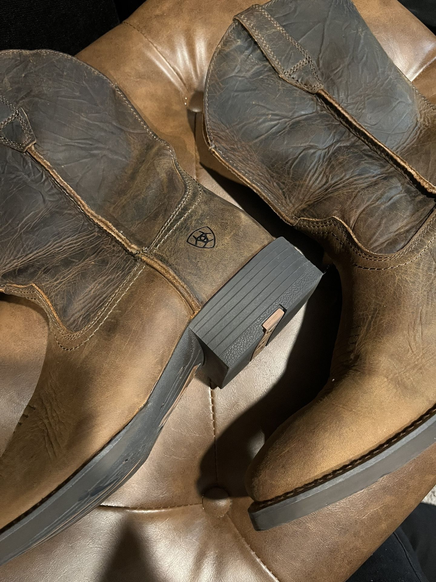 Men’s Ariat Boots (Size 9)