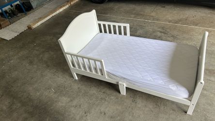 Delta toddler bed + crib mattress