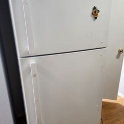 White Refrigerator Top Freezer 