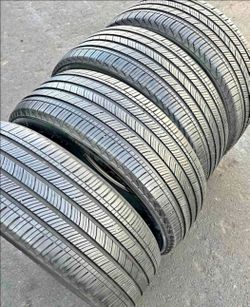 235 55 19 Michelin tires Con 80% de Vida Las 4