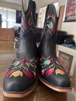 brand new fioralie flower embroidered ankle cowgirl boots.