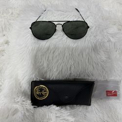 Ray-Ban Aviator Large Metal sunglasses with a black