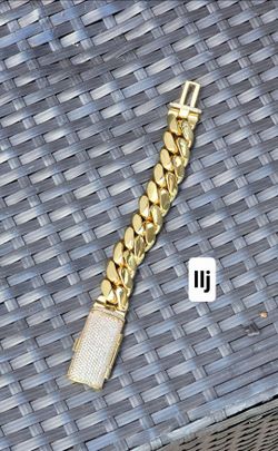 I deliver I ship 14k Gold plated Bracelet