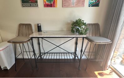 Kitchen Coffee Bar / Console Table with 2 Bar Stools – Excellent Condition