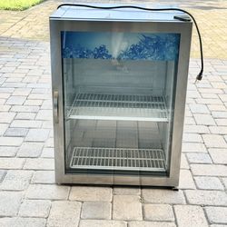 Avantco CRM-5-HC Stainless Steel Countertop Display Refrigerator with Swing Door - 3.9 Cu. Ft.