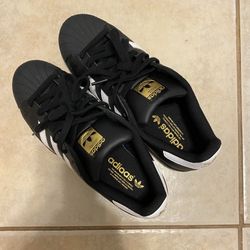 ADIDAS SUPERSTARS SIZE 8 NEVER WORN