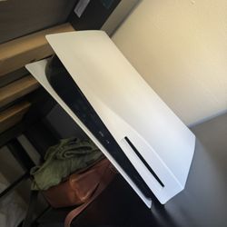 1TB Disc PS5 & Two Controllers With Docking Charger