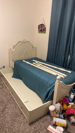 White wood Trundle Bed