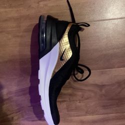 NEW NIKE  SHOES WOMENS 5 